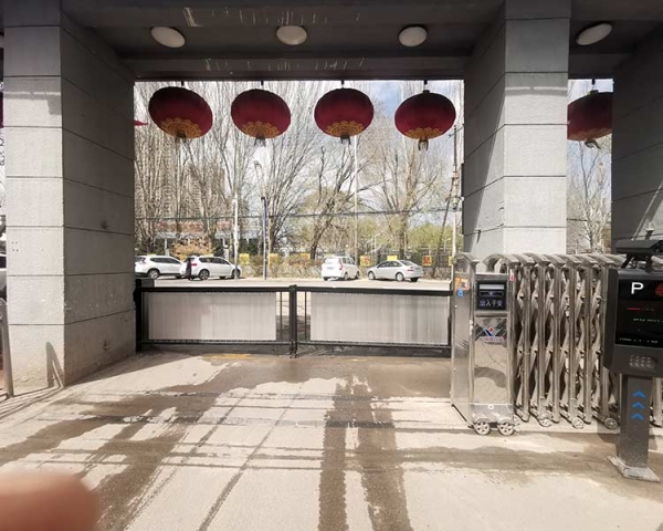 大同技師學(xué)院廣告道閘車(chē)牌識(shí)別案例